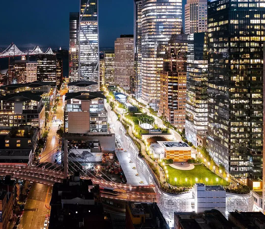 Le parc Salesforce de San Francisco illuminé la nuit.